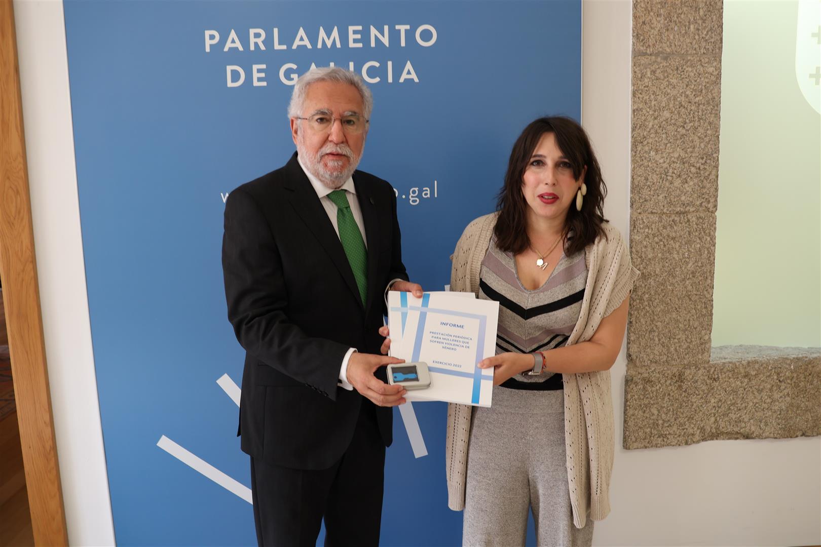 A conselleira de Promoción do Emprego e Igualdade entrega ao presidente do Parlamento o Informe sobre violencia de xénero de 2022